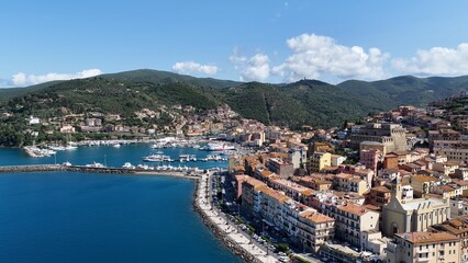 Obraz premium Monte Argentario, il borgo turistico di Porto Santo Stefano. Toscana, Italia. Vista aerea dell'esclusiva meta turistica della Toscana. Il porto, il lungomare e il borgo. 