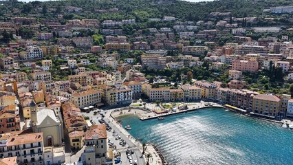 Obraz premium Monte Argentario, il borgo turistico di Porto Santo Stefano. Toscana, Italia. Vista aerea dell'esclusiva meta turistica della Toscana. Il porto, il lungomare e il borgo. 