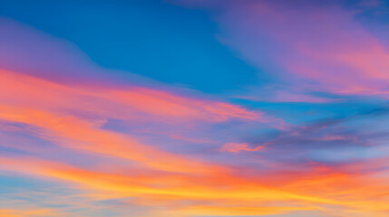 Obraz premium Vibrant blue and orange gradient sky blending smoothly, evoking a sense of serene harmony and boundless energy