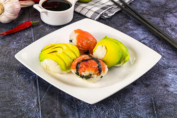 Round tamari sushi with salmon and avocado