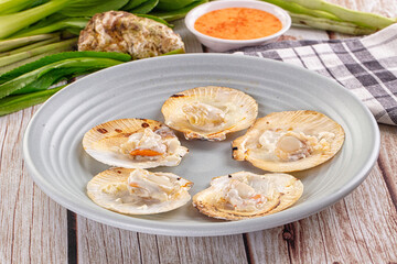 Grilled scallops with cream cheese