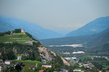 La colline de Ravire et son château