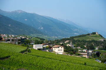 Fototapeta premium Le village de Veyras se trouve dans le canton du Valais, en Suisse, plus précisément dans la commune suisse de Noble-Contrée