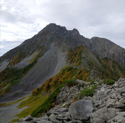 The panoramic view of Dai-kiretto ridge in early autumn season from summit of Mt. Minamidake @Kamikochi / 朝焼けの槍穂高縦走路・大キレット(大切戸) 南岳の山頂から眺める初秋の穂高連峰と大キレット(大切戸)の雄姿～紅葉の始まり