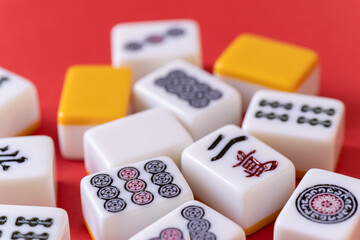 赤背景に並ぶマージャン牌