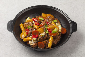  Jjimdak is a dish made by simmering chicken pieces with carrots, potatoes, garlic, peppers, green onions, onions, and glass noodles, and seasoning it with soy sauce or red pepper paste.