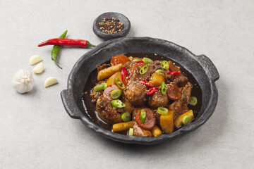 Jjimdak is a dish made by simmering chicken pieces with carrots, potatoes, garlic, peppers, green onions, onions, and glass noodles, and seasoning it with soy sauce or red pepper paste.