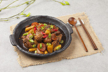  Jjimdak is a dish made by simmering chicken pieces with carrots, potatoes, garlic, peppers, green onions, onions, and glass noodles, and seasoning it with soy sauce or red pepper paste.