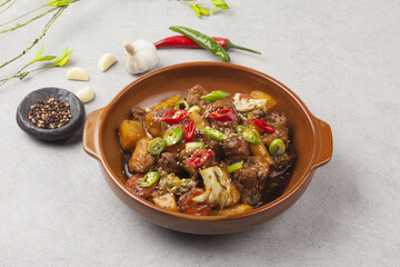  Jjimdak is a dish made by simmering chicken pieces with carrots, potatoes, garlic, peppers, green onions, onions, and glass noodles, and seasoning it with soy sauce or red pepper paste.