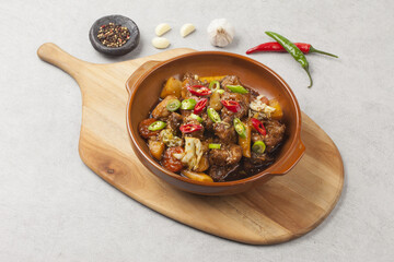  Jjimdak is a dish made by simmering chicken pieces with carrots, potatoes, garlic, peppers, green onions, onions, and glass noodles, and seasoning it with soy sauce or red pepper paste.
