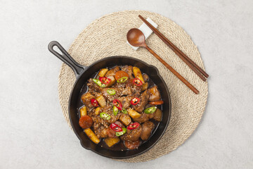  Jjimdak is a dish made by simmering chicken pieces with carrots, potatoes, garlic, peppers, green onions, onions, and glass noodles, and seasoning it with soy sauce or red pepper paste.