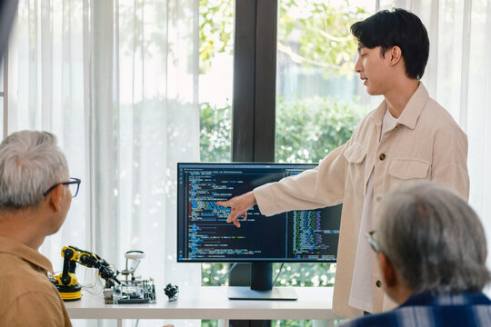 senior programmer bootcamlp,Asian young instructor guides senior learners through a programming on whiteboard, highlighting algorithm thinking and simple code exercises