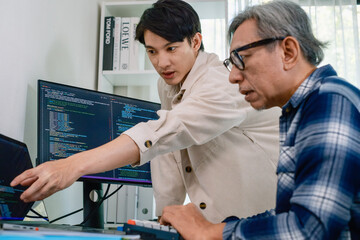 Obraz premium Group of asian senior in a collaborative software development analyzing flowcharts during a bootcamp training