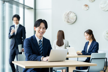 オフィスで働く若いビジネスマン