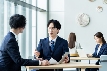 オフィスで働くビジネスマン　撮影協力:スカパー東京メディアセンター