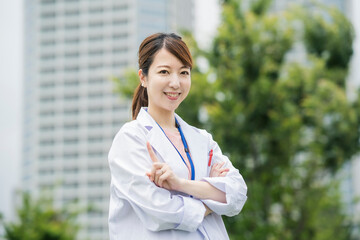白衣の女性