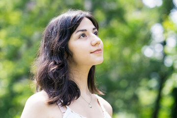 Naklejka premium 空を見上げる女性