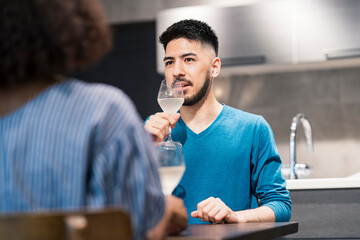 談笑するカップル・夫婦のイメージ写真