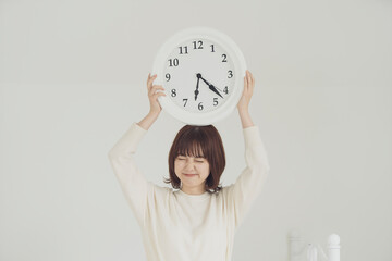 時間に遅れて渋い表情をする女性