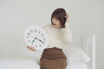 時間に遅れて渋い表情をする女性