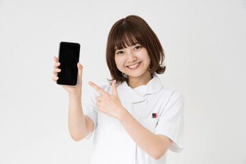 Fototapeta premium スマートフォンを持つ看護師