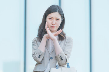 NGのサインをするビジネスウーマン