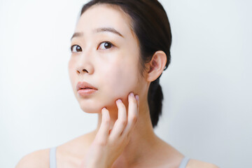 肌の状態を心配する女性