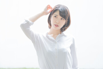 Naklejka premium 考え込む若い女性