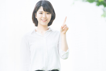 人差し指を立てる女性