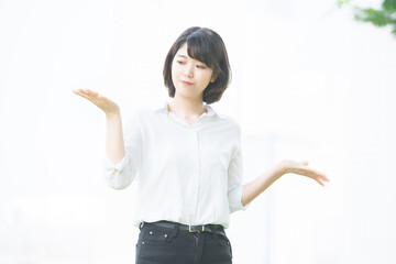 2択で迷う女性