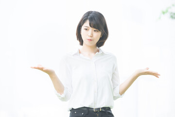 2択で迷う女性