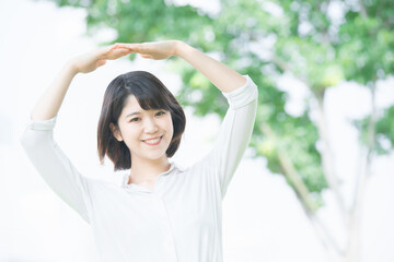 「OK」のサインをつくる若い女性