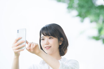 スマホを触る女性（ネット検索・アプリ使う・カメラ撮影）