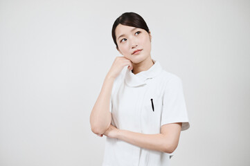 悩む白衣の女性