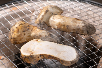 七輪で焼いた焼き松茸【秋の味覚】