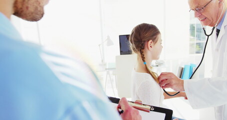 Obraz premium Image of light ovcer caucasian senior male doctor checking girl