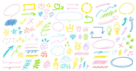 手描きの装飾セット。ふきだし、矢印、星、ハート、宝石、王冠など。ペンで描いた感情のアイコン。かわいい線画。