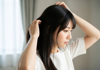 Fototapeta premium 髪の毛を整えている女性