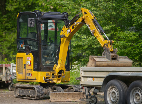 kleiner gelber Bagger