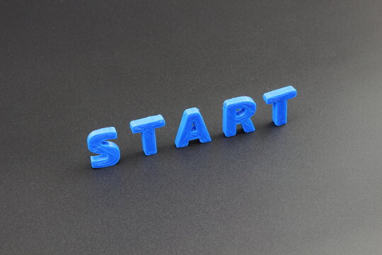 青色の「START」文字が成功への新たな道を開く