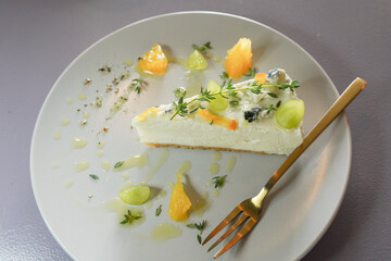 フルーツとタイムをのせたブルーチーズとハーブのケーキ