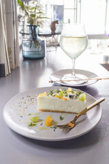ブルーチーズとハーブのケーキとホットレモネード