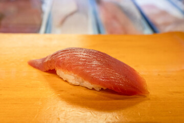 寿司屋のカウンター席でいただく鰹の握り寿司