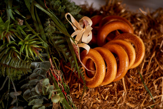 Wedding decoration in the Slavic style. Large sushki and bagels in a large wooden dish. Russian style