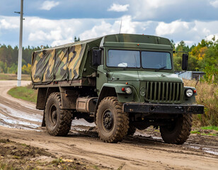 Obraz premium Military truck on a muddy road