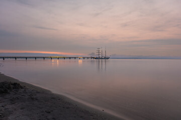 Obraz premium A great sunrise by the sea, with a great sky. 