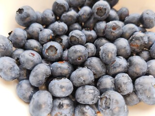 A picture of beautiful blueberries in a plate.