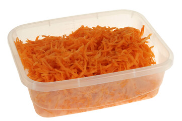 Barquette en plastique de carottes râpées en gros plan isolée sur fond blanc