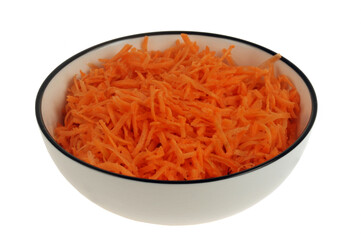 Assiette de carottes râpées en gros plan isolée sur fond blanc