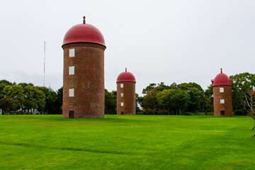 北海道根室市の明治公園にある、北側に出窓を設けた、こけし状ファイニアル付き鉄板葺ドーム形屋根を冠する。国内最大級規模の煉瓦造サイロ。日本遺産